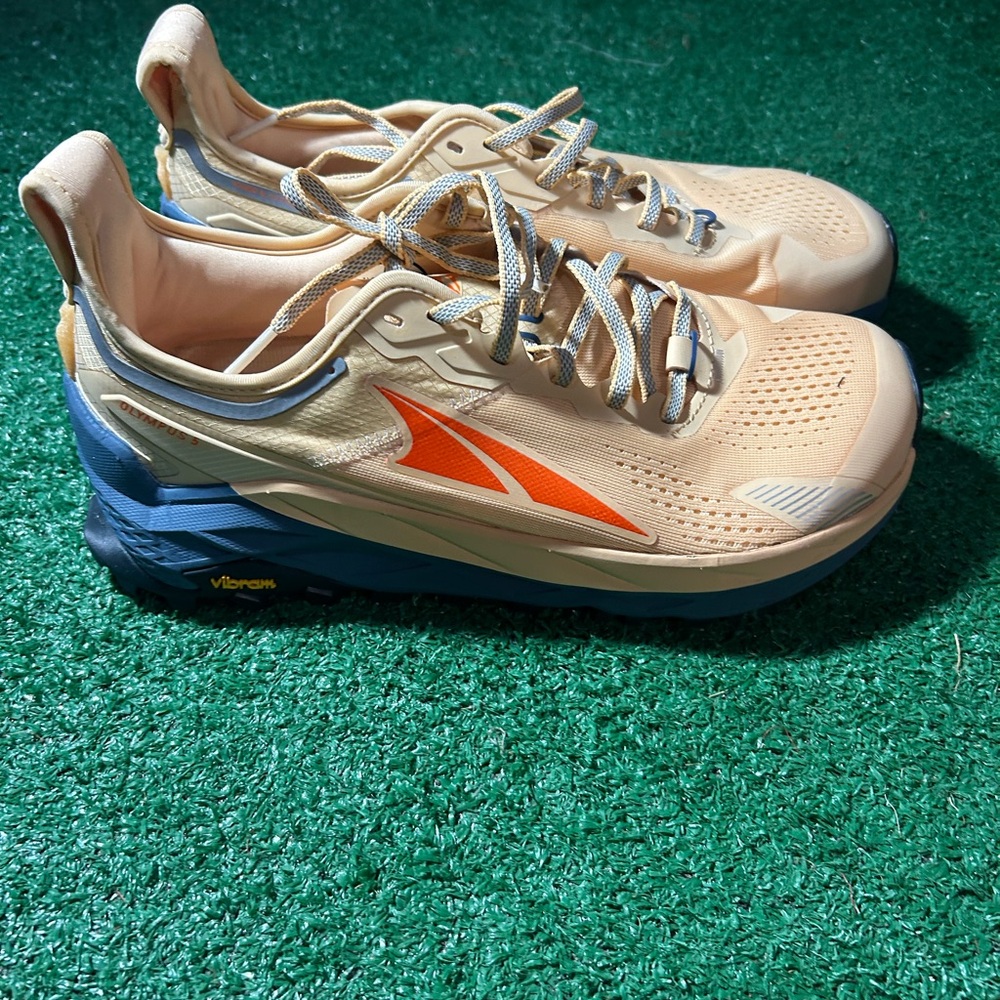 Altra Athletic Shoes in Peach and Navy - BRAND NEW NEVER WORN